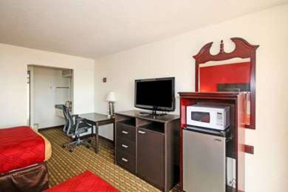 Econo Lodge Inn & Suites 9