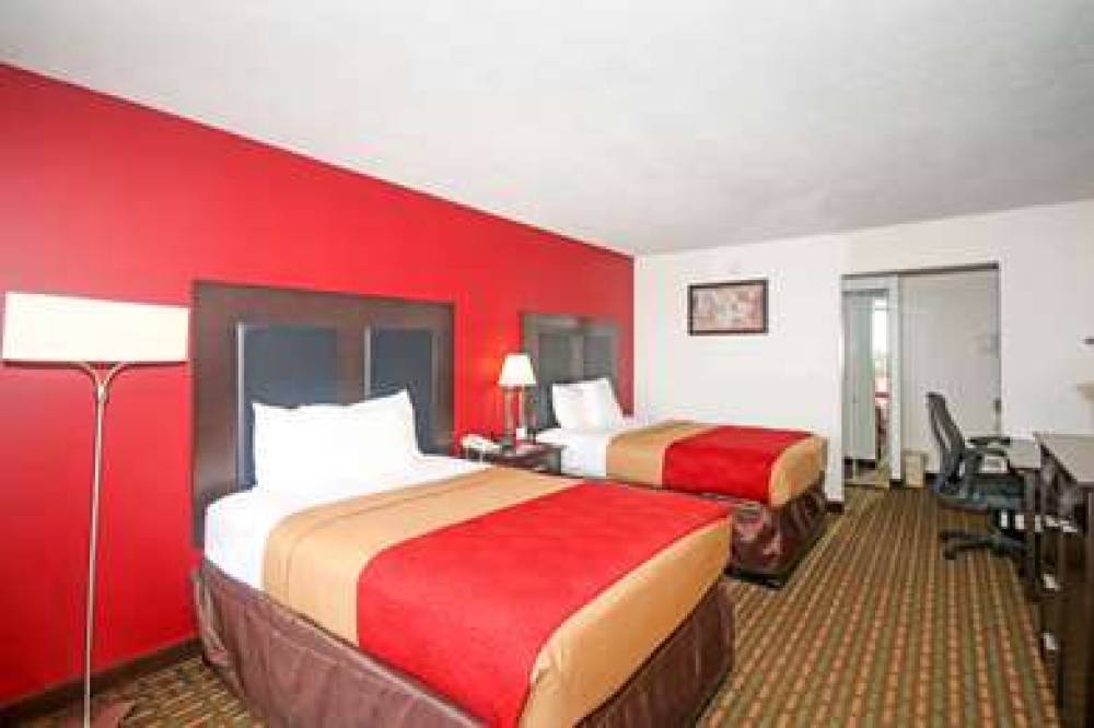 Econo Lodge Inn & Suites 7