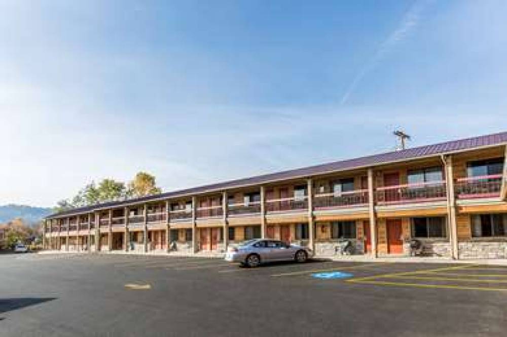 Econo Lodge Inn & Suites 1