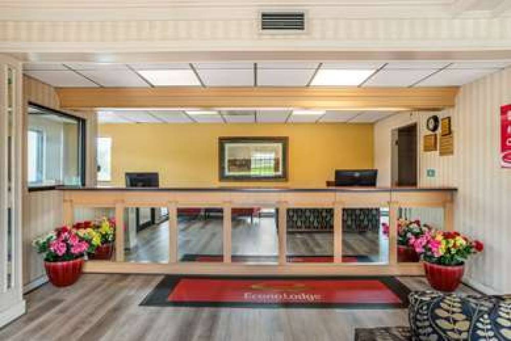 Econo Lodge Inn & Suites 5