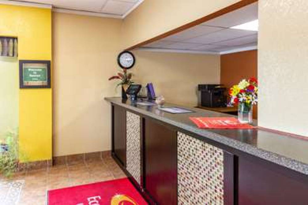 Econo Lodge Inn & Suites 4