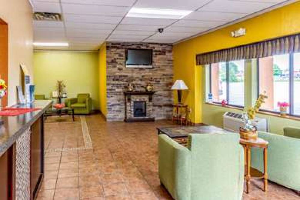 Econo Lodge Inn & Suites 8