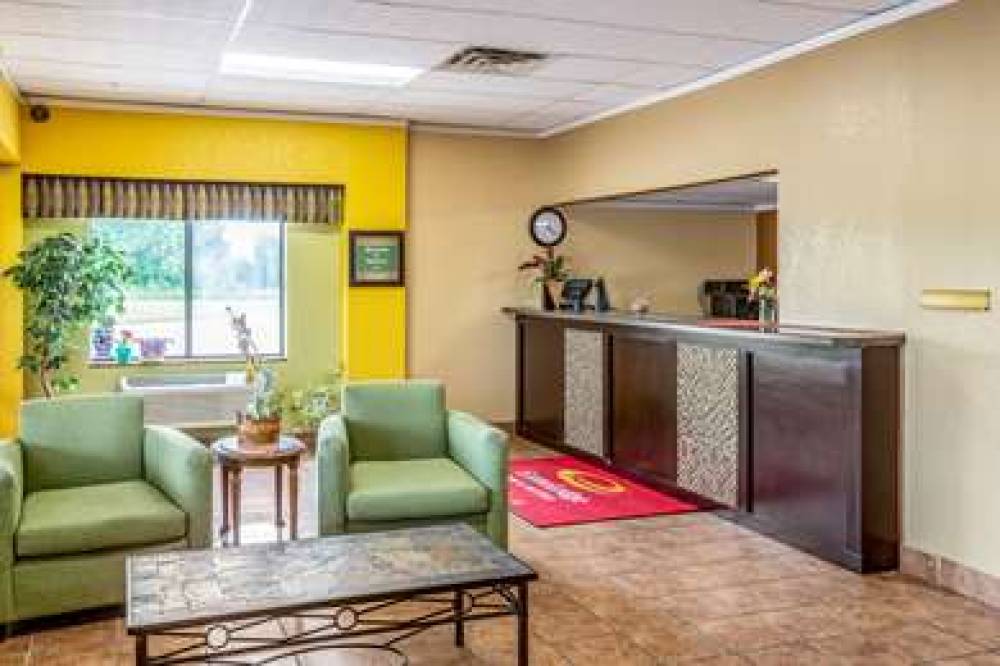 Econo Lodge Inn & Suites 5