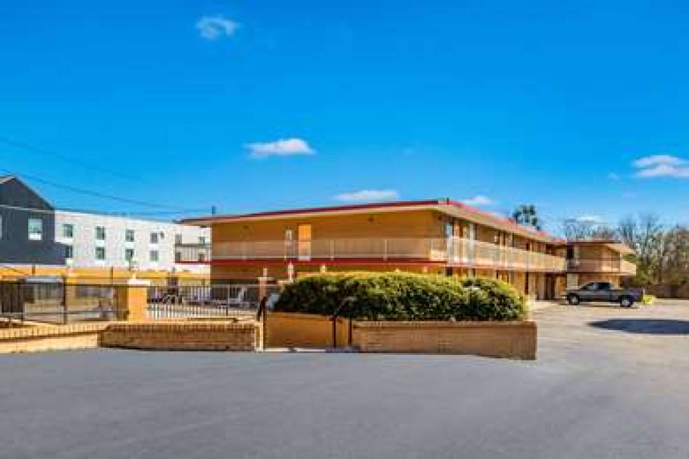 Econo Lodge  Inn & Suites 1