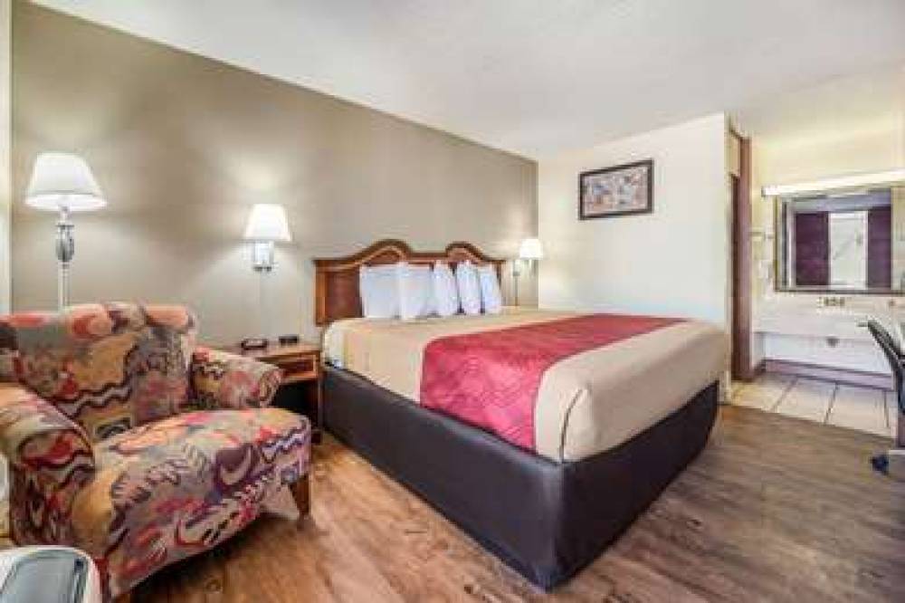 Econo Lodge  Inn & Suites 10