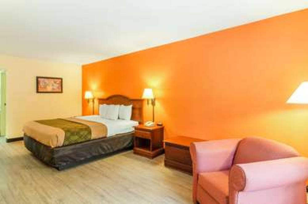 Econo Lodge  Inn & Suites 8