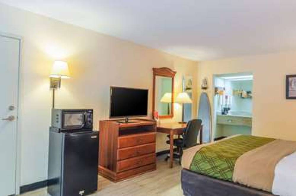 Econo Lodge  Inn & Suites 7