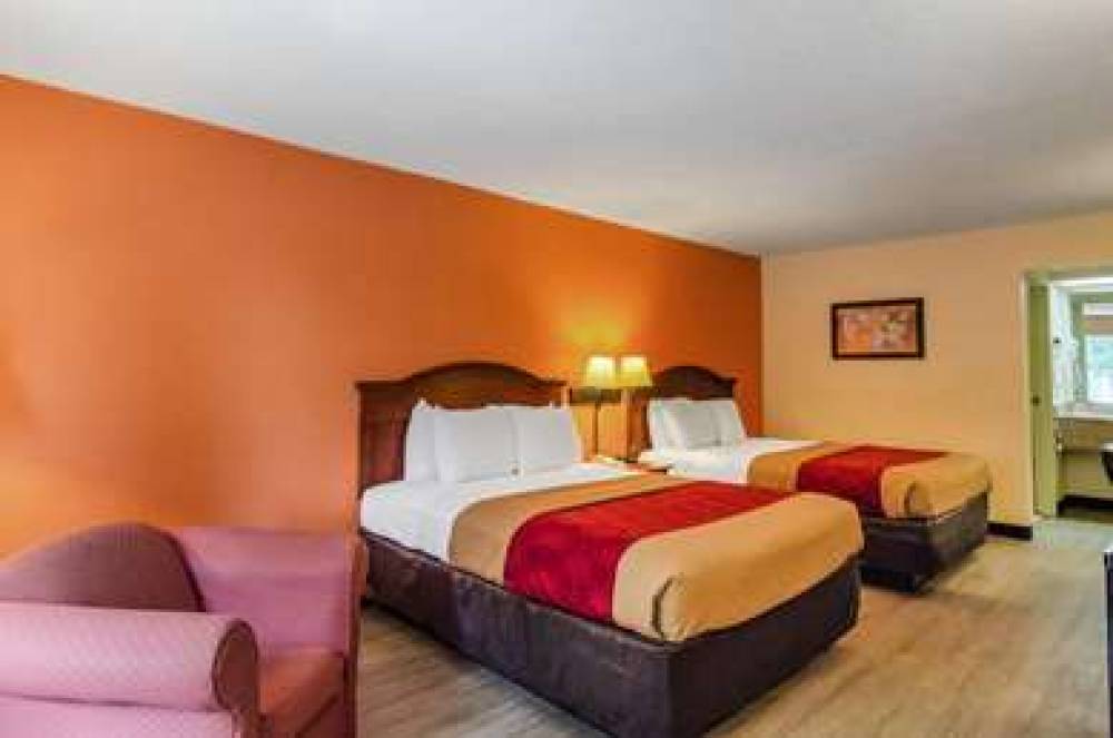 Econo Lodge  Inn & Suites 10