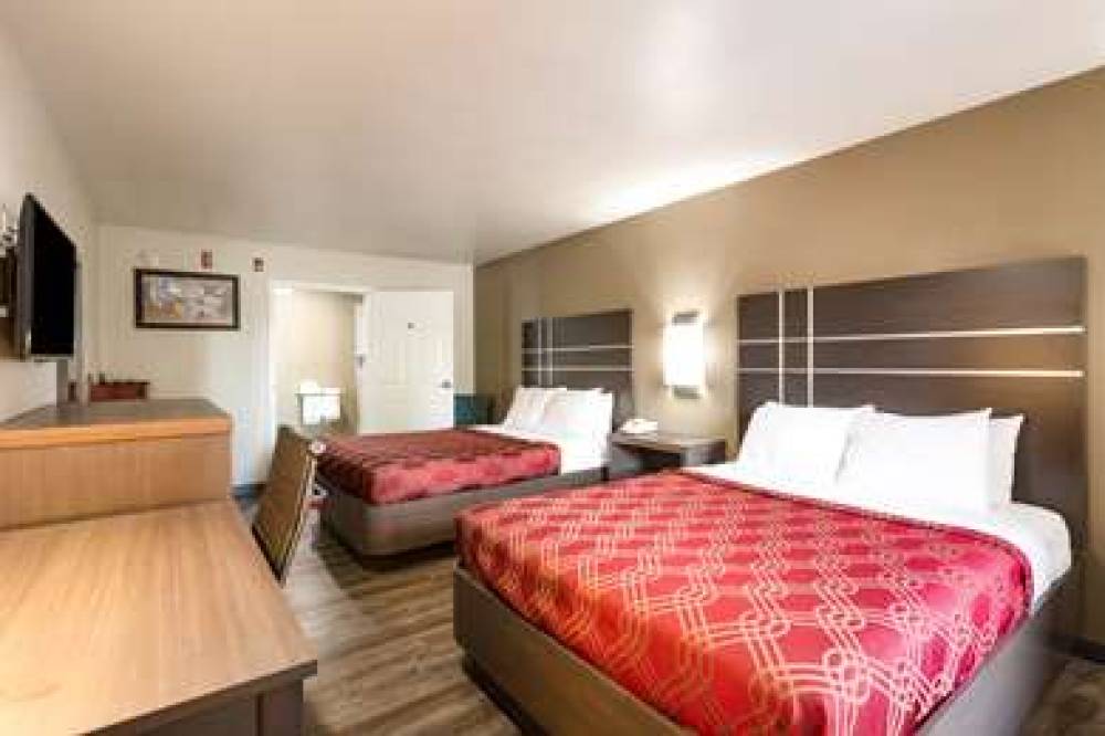 Econo Lodge  Inn & Suites 9