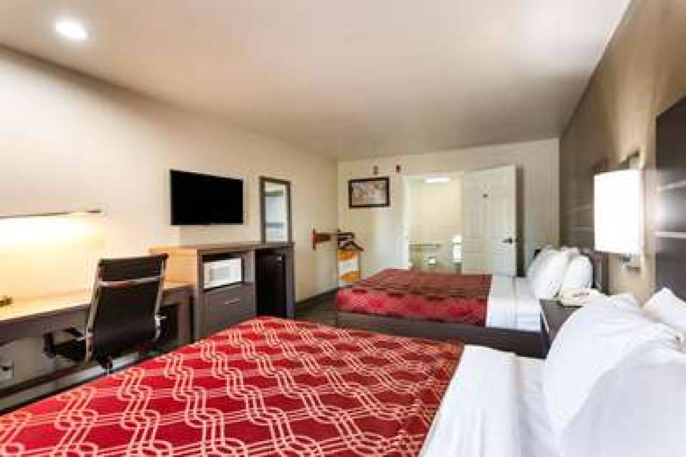 Econo Lodge  Inn & Suites 8