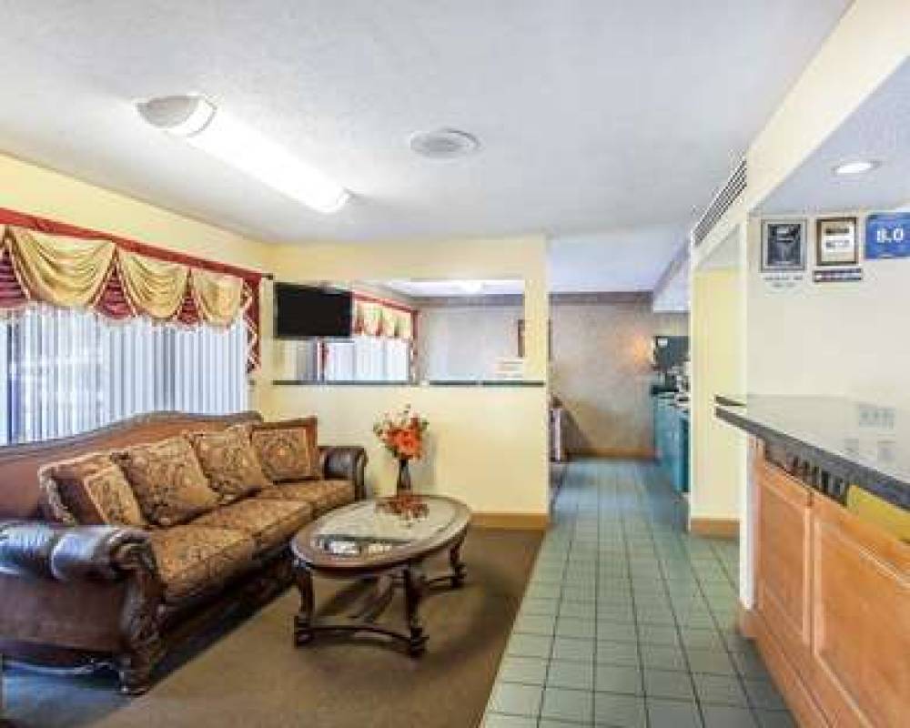 Econo Lodge  Inn & Suites 6