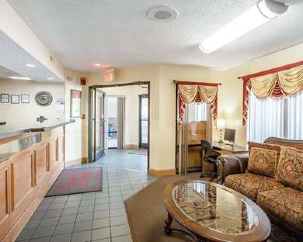 Econo Lodge  Inn & Suites 5