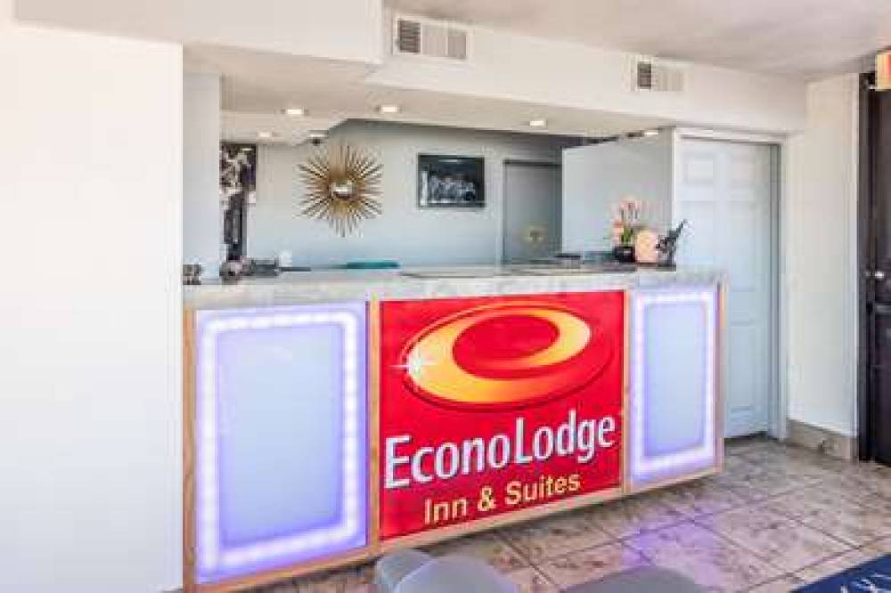 Econo Lodge Inn & Suites 6