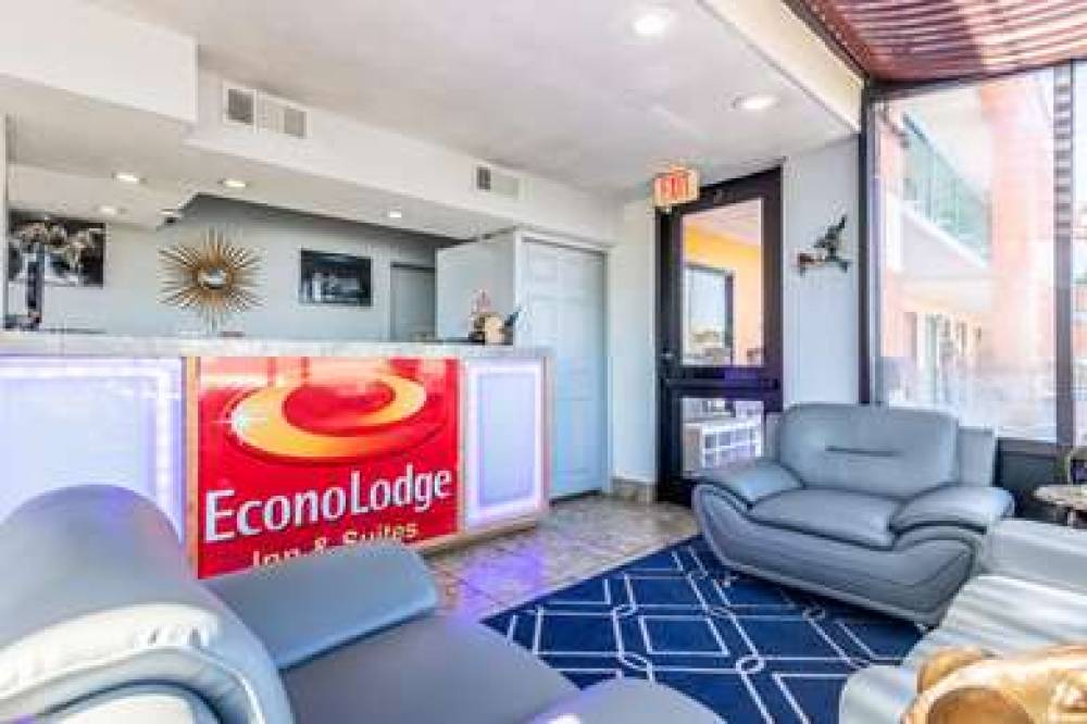 Econo Lodge Inn & Suites 1