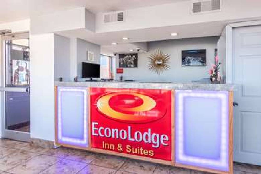 Econo Lodge Inn & Suites 5