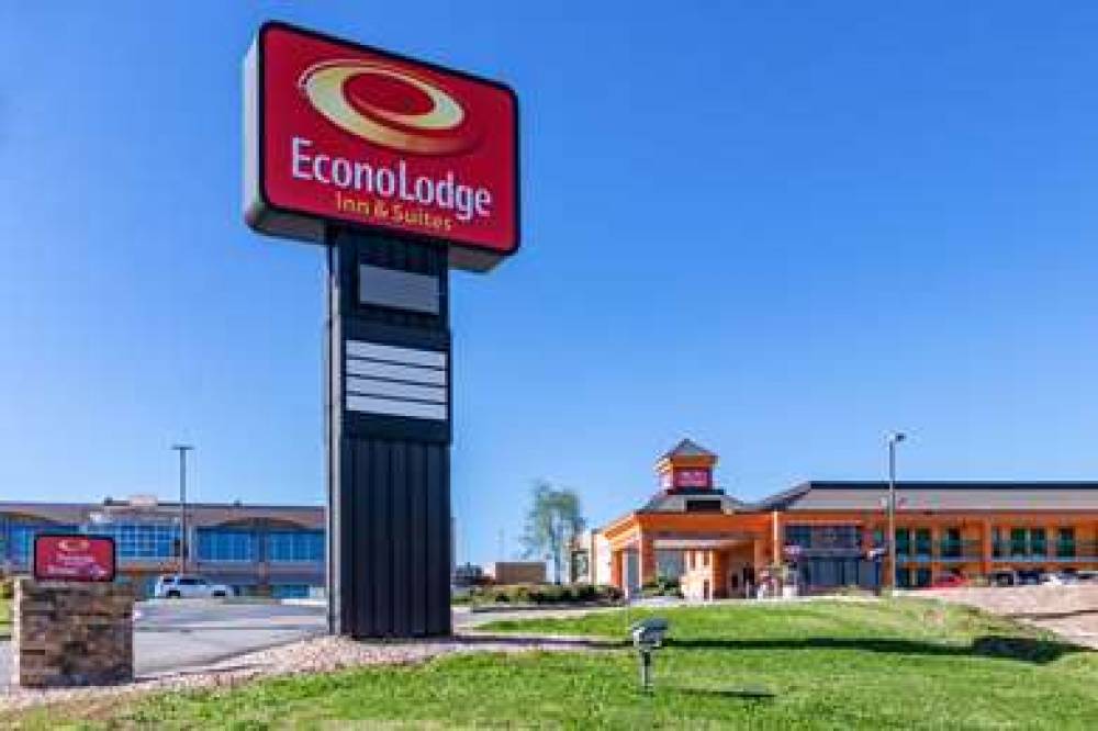 Econo Lodge Inn & Suites 2