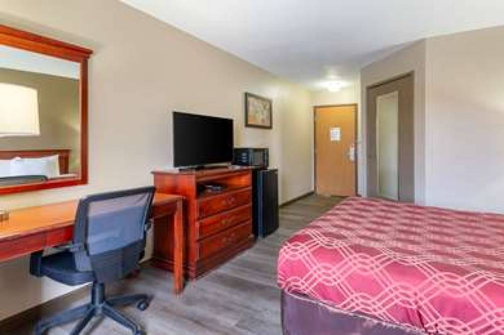 Econo Lodge Inn & Suites 10