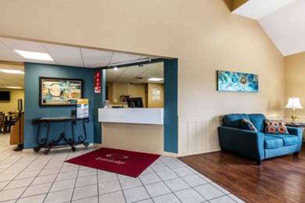 Econo Lodge Inn & Suites 4