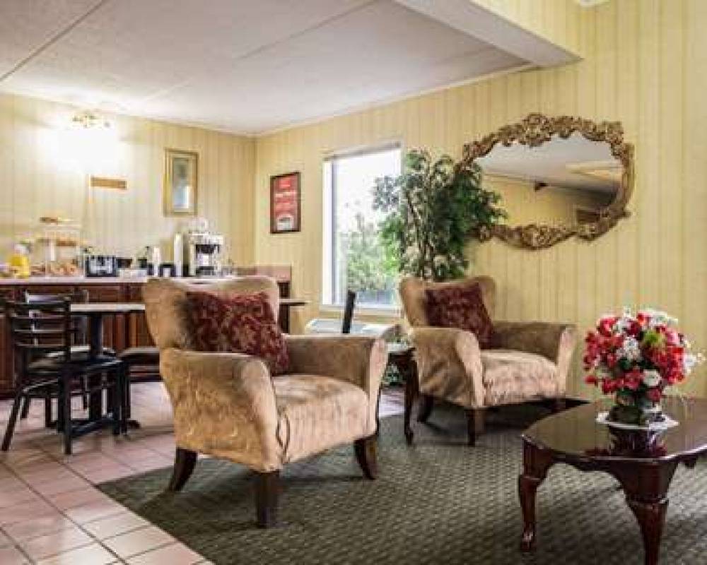 Econo Lodge Inn & Suites 6