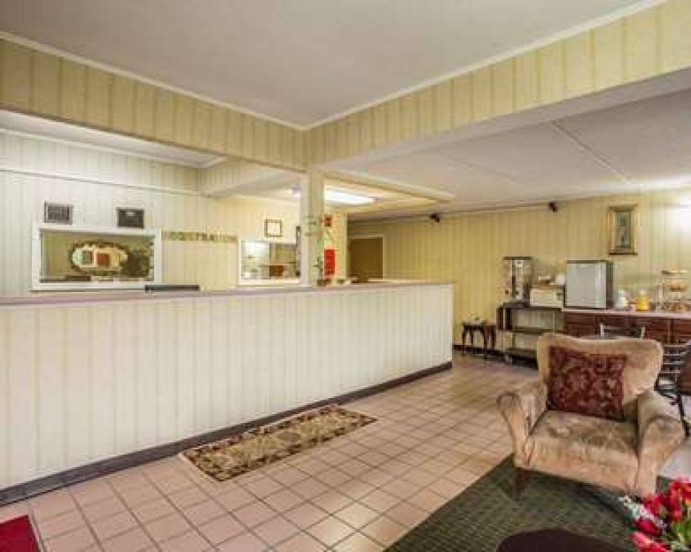 Econo Lodge Inn & Suites 5