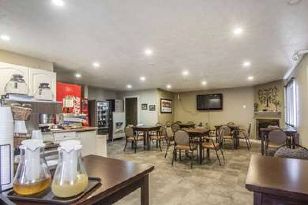 ECONO LODGE  INN & SUITES 10