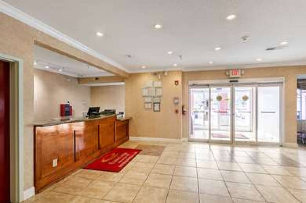 Econo Lodge  Inn & Suites 4