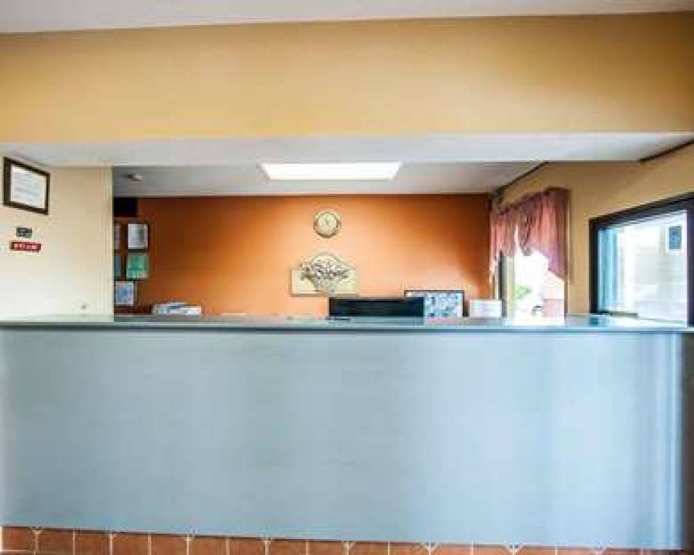 Econo Lodge Inn & Suites 5