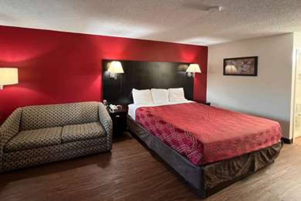 Econo Lodge Inn & Suites 9