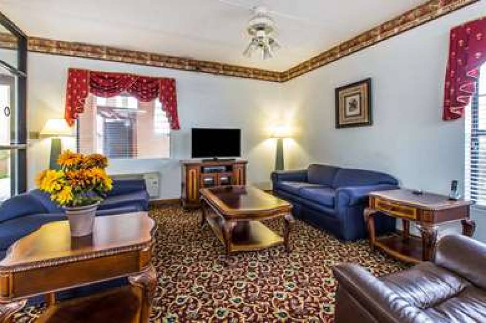 Econo Lodge Inn & Suites 5