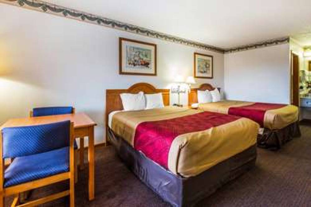 Econo Lodge Inn & Suites 7