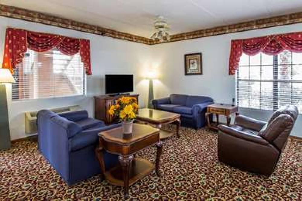 Econo Lodge Inn & Suites 4