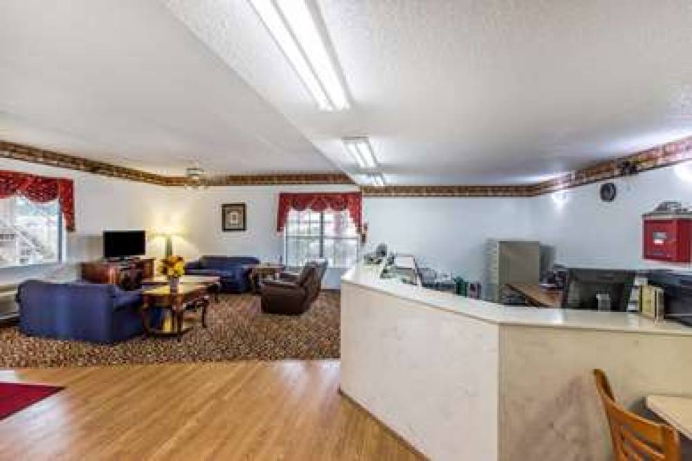 Econo Lodge Inn & Suites 2