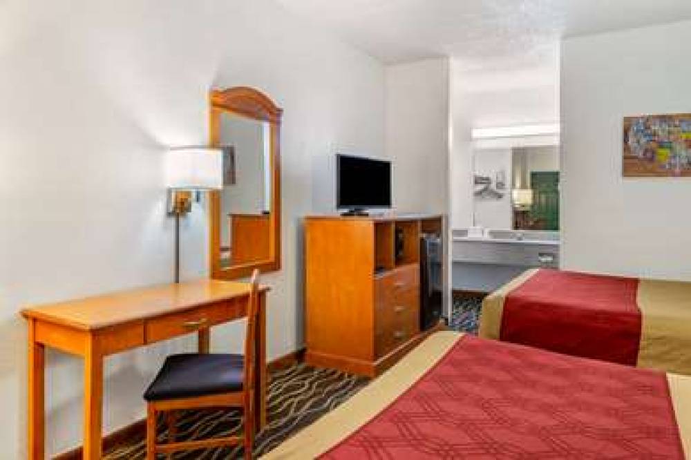 Econo Lodge Inn & Suites 8