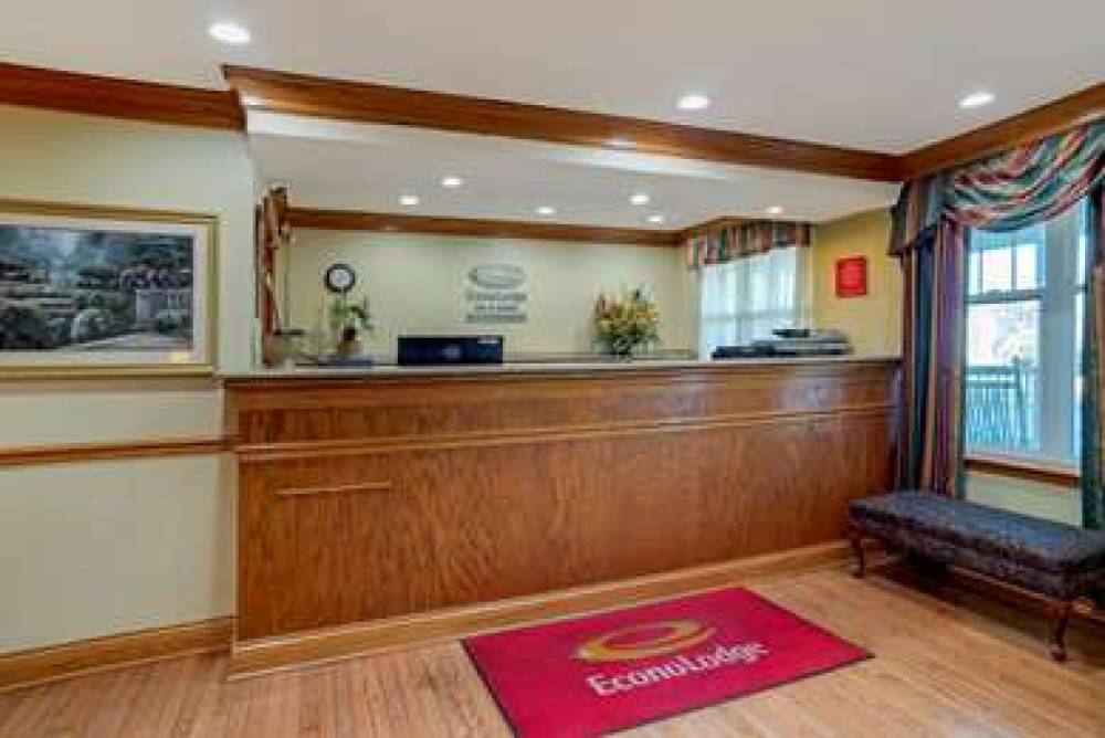 Econo Lodge Inn & Suites 5