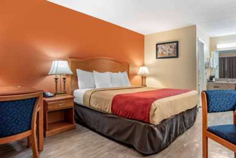 Econo Lodge Inn & Suites 3