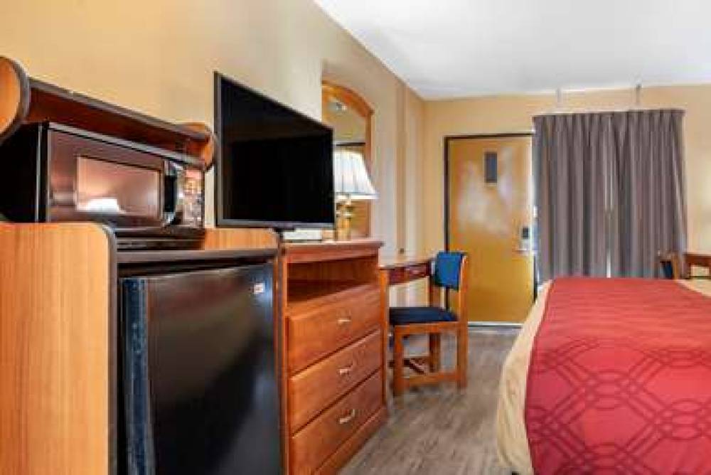 Econo Lodge Inn & Suites 5