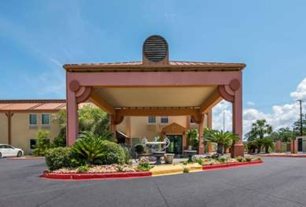 Econo Lodge  Inn & Suites 3