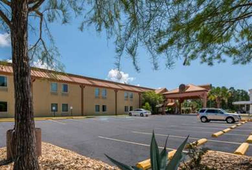 Econo Lodge  Inn & Suites 4