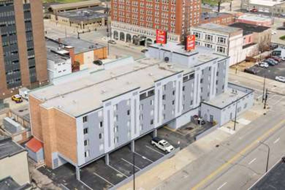 Econo Lodge Inn & Suites