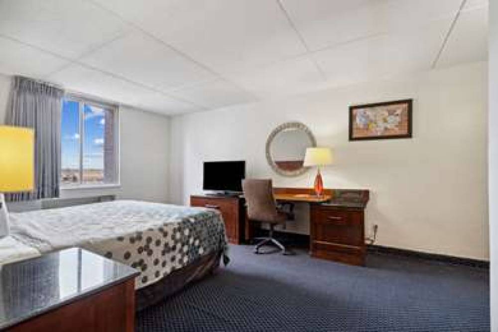 Econo Lodge Inn & Suites 7