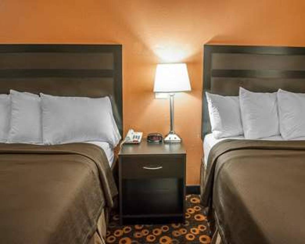 Econo Lodge Inn & Suites 6