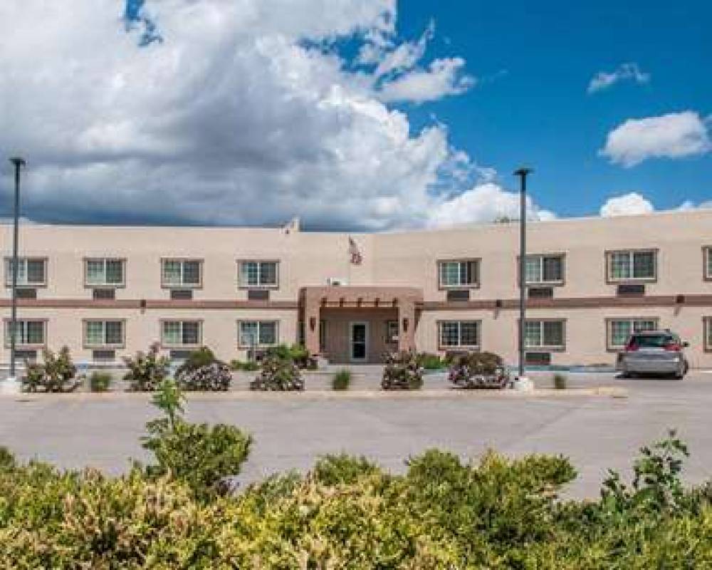 Econo Lodge Inn & Suites 2