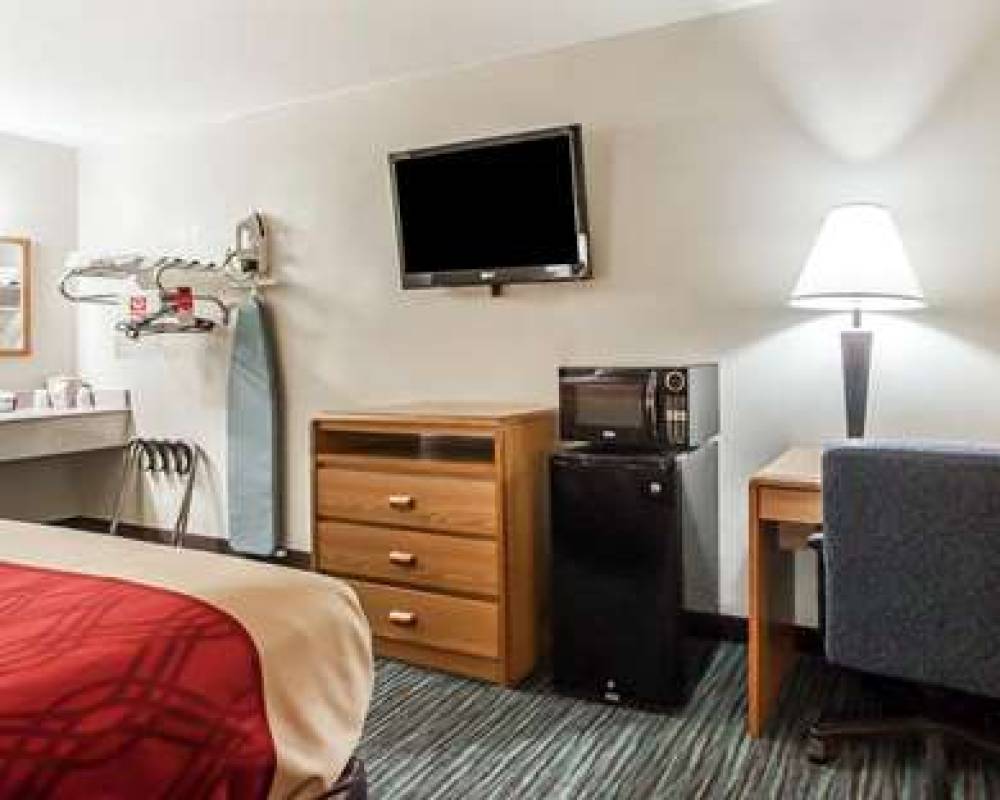 Econo Lodge Inn & Suites 8