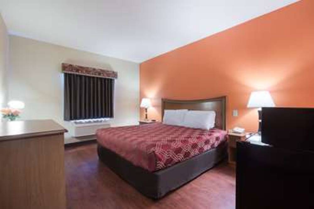 Econo Lodge  Inn & Suites 5