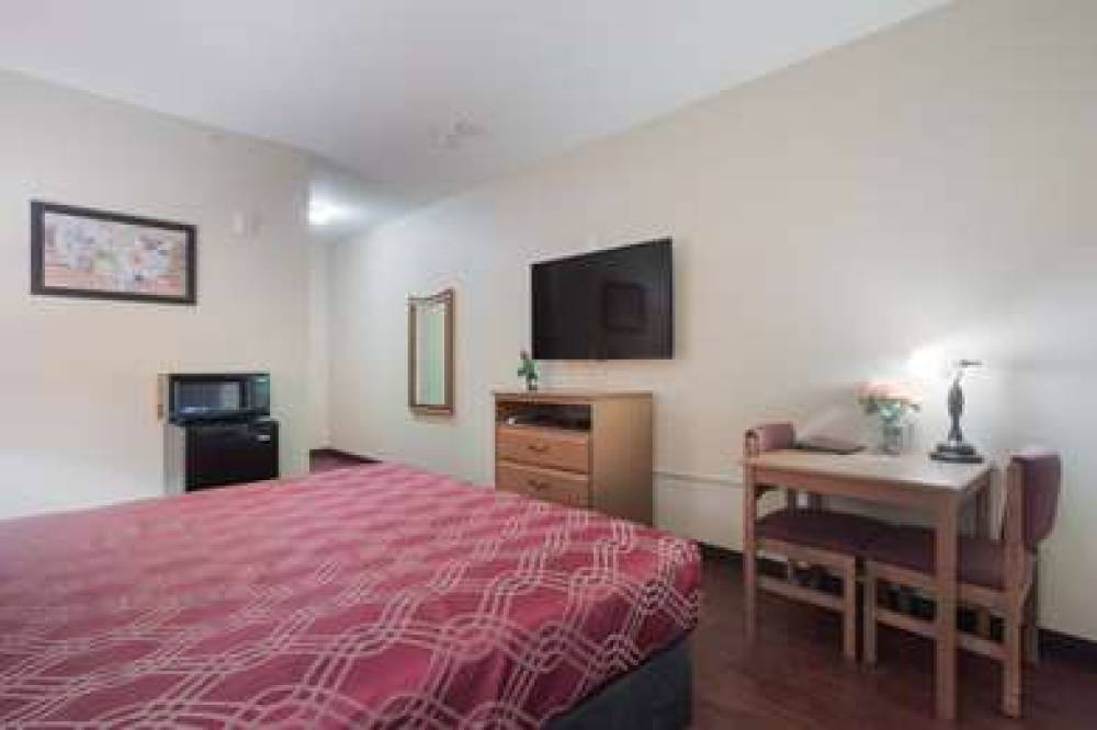 Econo Lodge  Inn & Suites 7