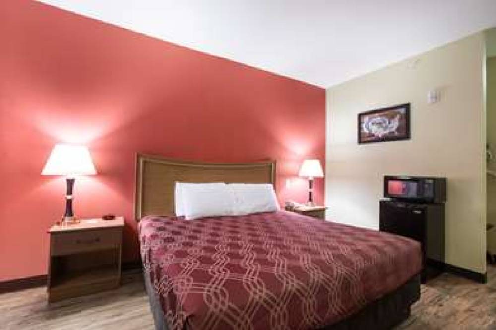 Econo Lodge  Inn & Suites 10