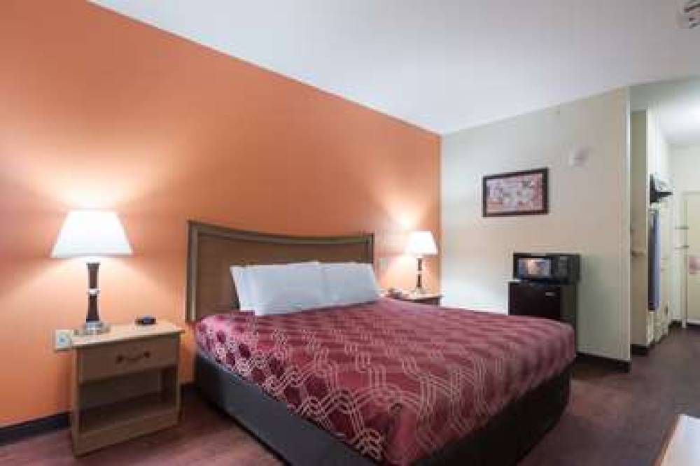 Econo Lodge  Inn & Suites 6