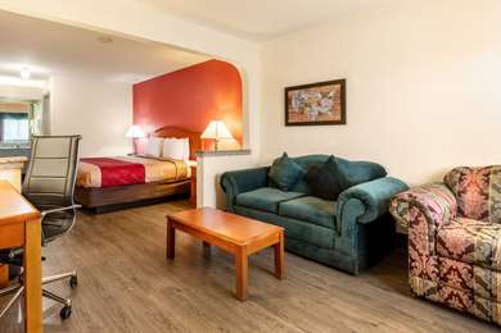 Econo Lodge Inn & Suites 9