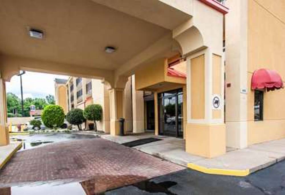 Econo Lodge Inn & Suites 2