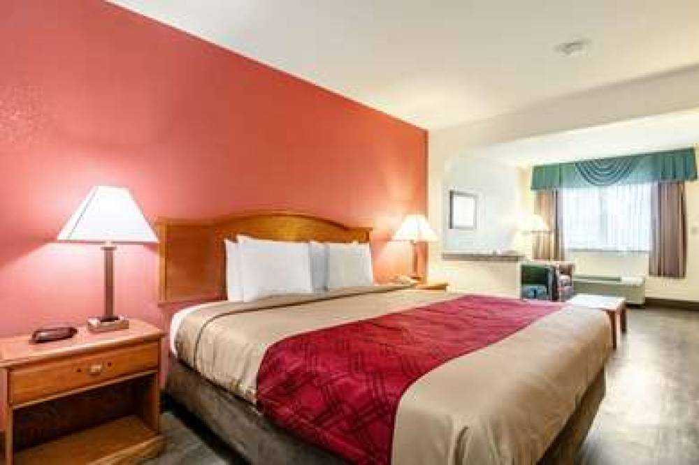 Econo Lodge Inn & Suites 7